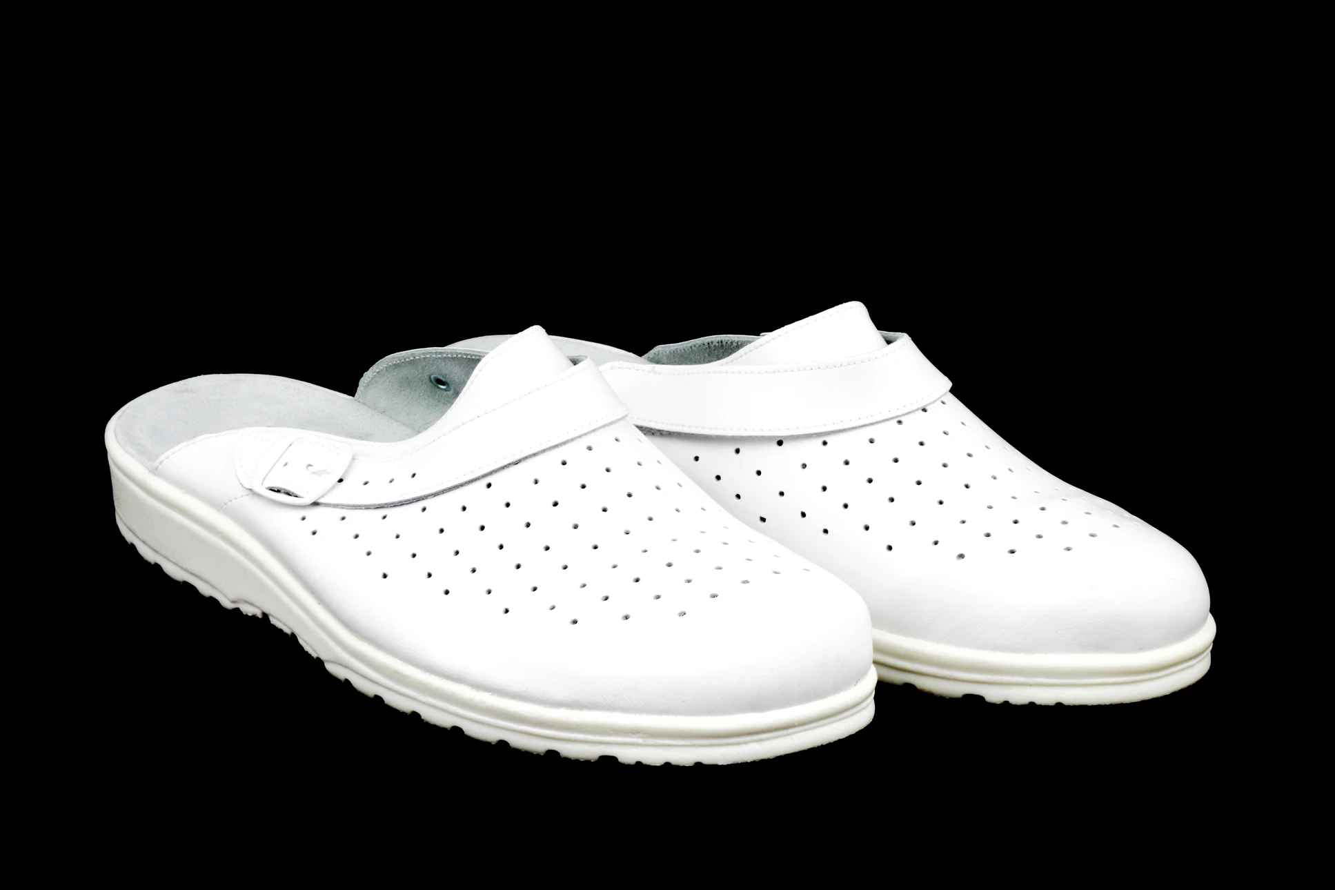 Chaussures médicales blanches professionnelles sur fond noir