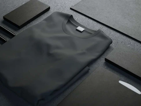 Homme en polo noir personnalis&eacute; avec marquage textile, vue face et dos sur fond blanc