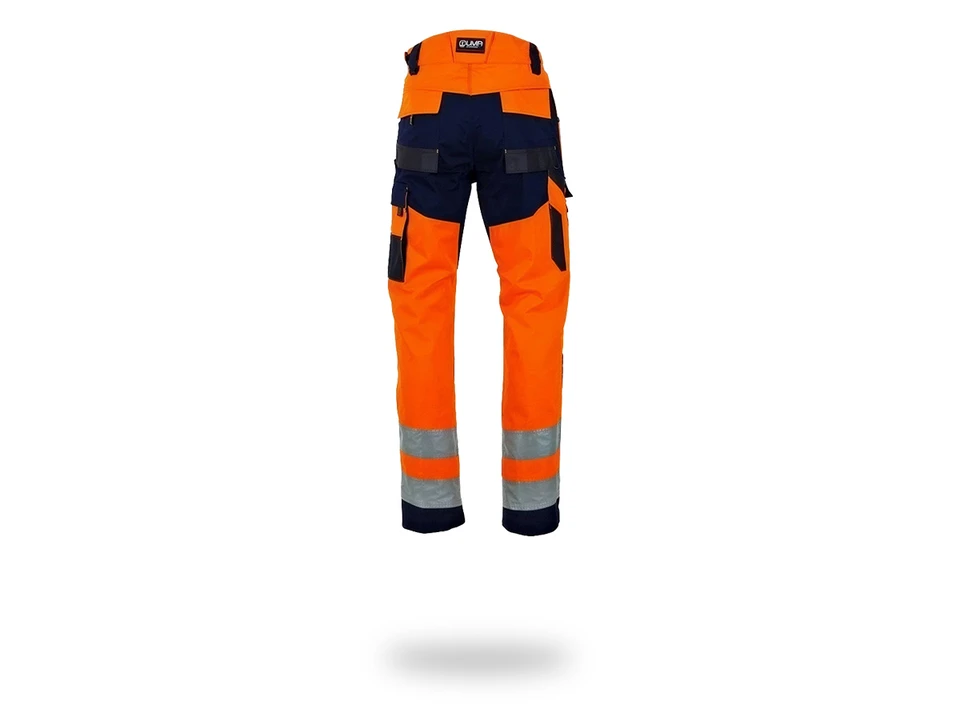 Rangée de vestes de travail haute visibilité jaunes suspendues sur cintres, avec vêtements bleu marine en arrière-plan